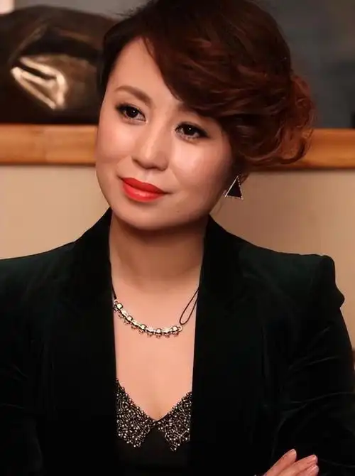 一天马丽如往常一样,在舞台上表演话剧;虽然台下的观众稀稀落落,但是