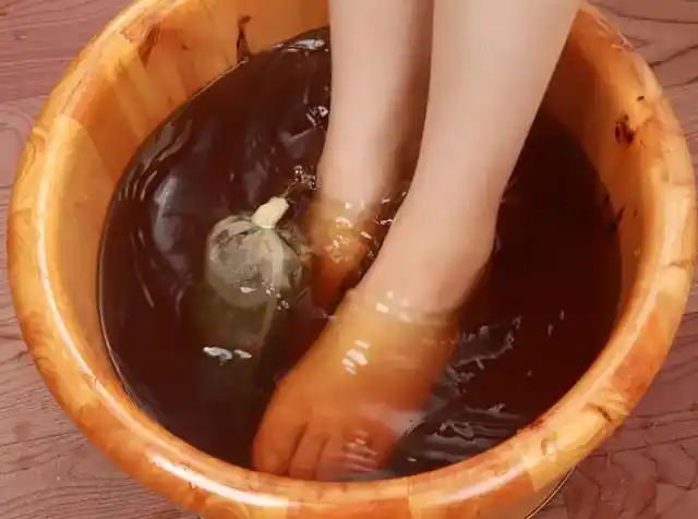 睡觉前,坚持用艾叶水泡脚,一段时间后,或有5个好处慢慢接近