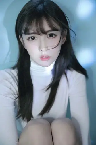 性感大眼萌妹白皙大长腿诱惑写真图片