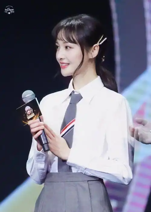 郑爽,这是白领职业装吗__财经头条