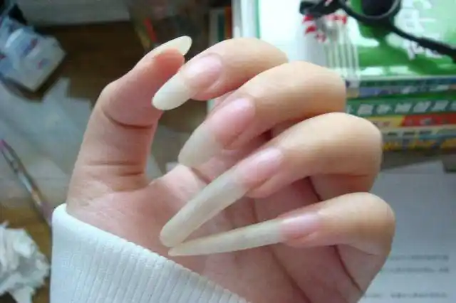 长着9米长指甲的老人火了_手机搜狐网