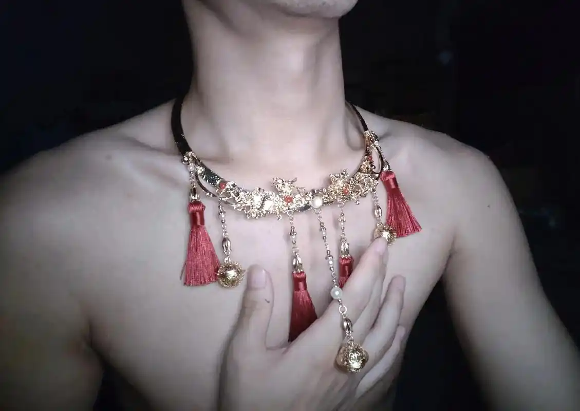 新买的配饰到啦当然要92喽#禁欲系 #喉结#锁骨 #小众 - 抖音