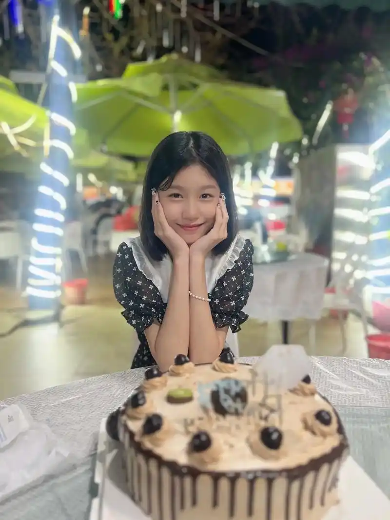 大女鹅朵朵升级13岁 生日快乐,永远快乐#我的女孩9799  - 抖音