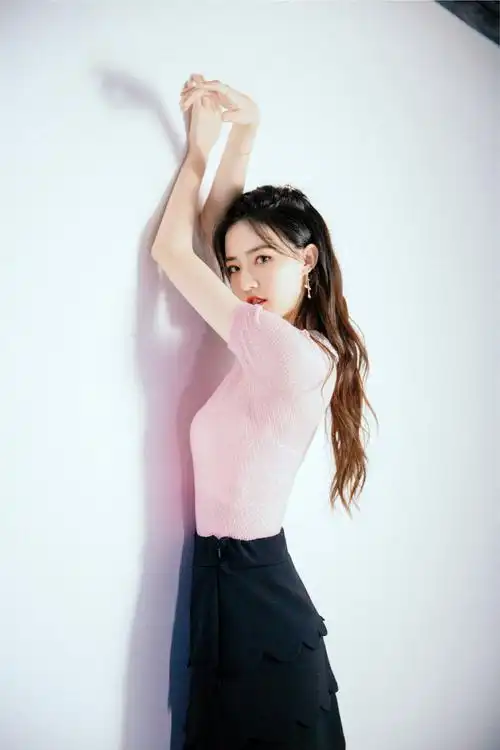 徐璐粉色优雅灵动写真图片