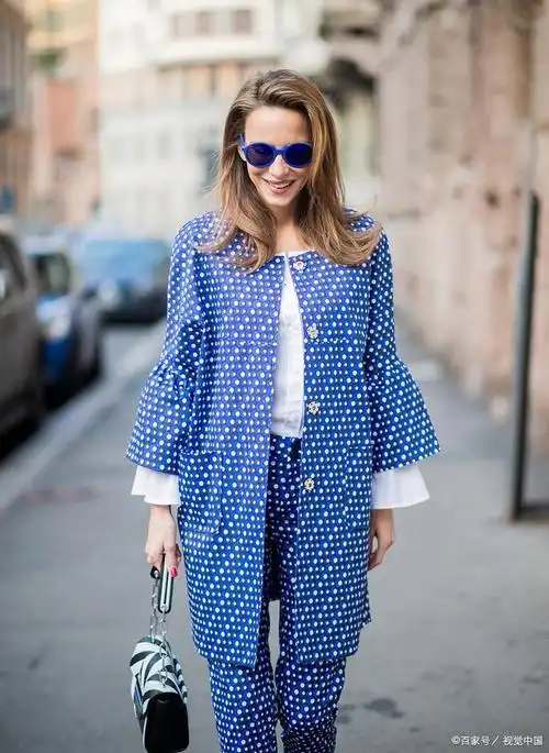 湖蓝色配什么颜色好看