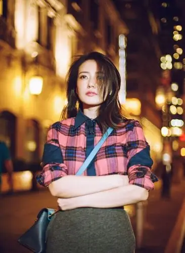 高圆圆现身纽约夜景街拍 都市霓虹展露绚然之美