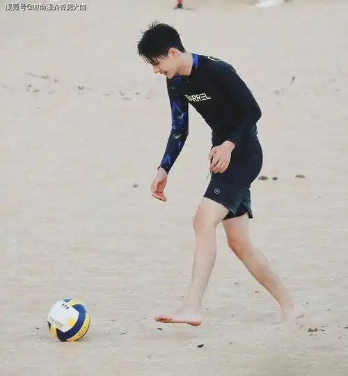 原创王一博的身材被低估了冲浪造型展现真实线条难怪穿啥都这么帅