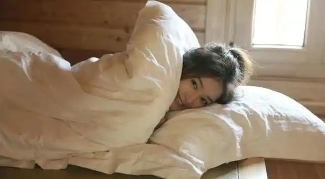 秦岚在卧室拍大片,穿蕾丝睡衣出镜太抢镜,彰显妩媚却不失少女感