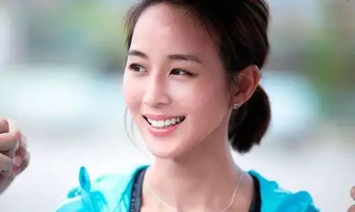 张钧甯ceo前男友黄凯伟今日爆出闪婚喜讯,结婚对象是主播蔡宜静.