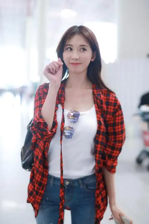 林志玲机场街拍简约着装清凉十足