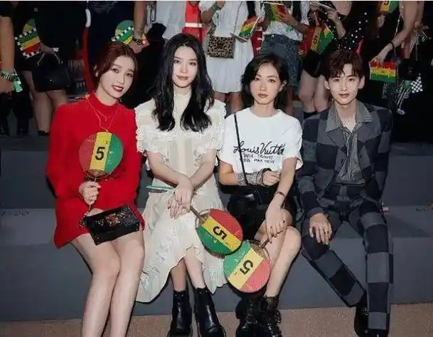 而获得较高的关注,在节目播出的最初,虞书欣的"哇哦"表情包火遍全网