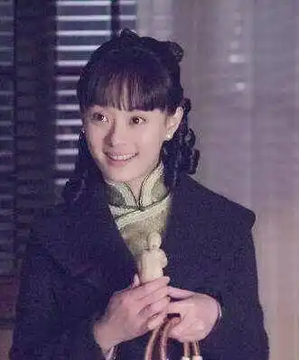 《新上海滩》中的冯程程,齐刘海遮;《小姨多鹤》中的多鹤,齐刘海遮