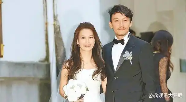 在张震和舒淇的结婚仪式上,舒淇以友人身份出席,庄雯如则是捧着花祝福