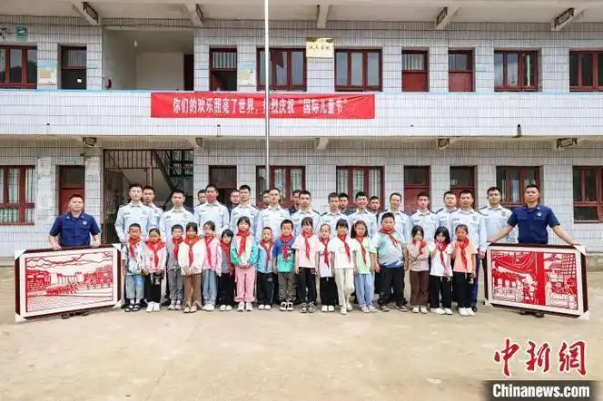 贵州贵定:消防员走进乡村学校和学生同过"六一"