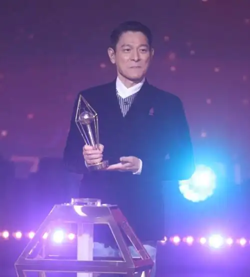 在为获奖者颁奖的环节里,刘德华手捧奖杯台上致词,紧抿嘴唇显得有些