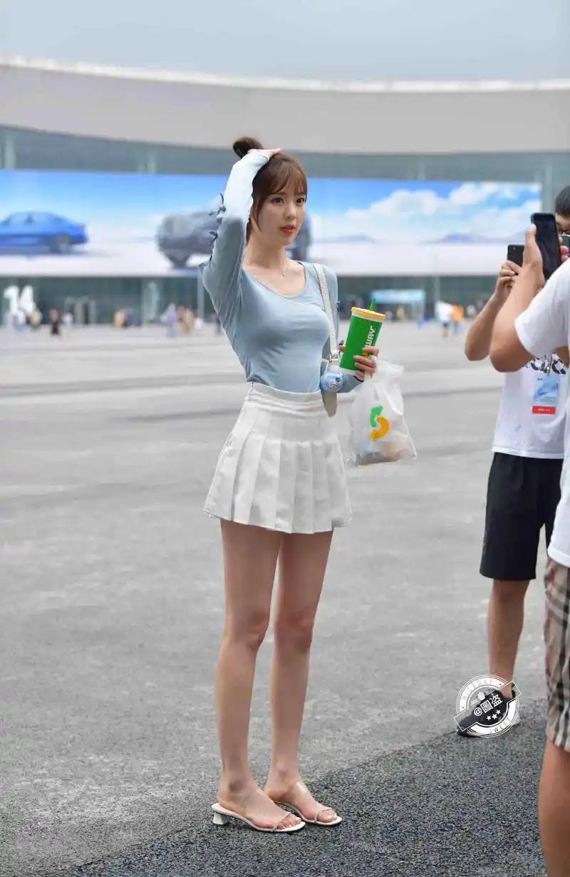 优雅多姿的短裙美女,不装嫩不显老,让你帅气