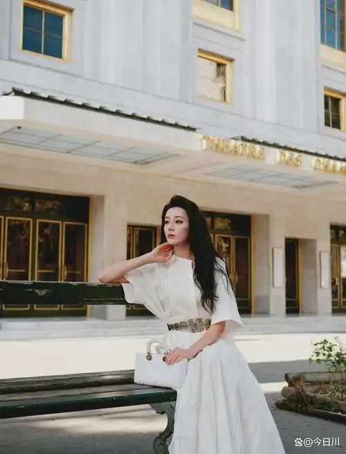 迪丽热巴白色套装裙闪耀米兰时装周,浪漫与时尚的完美结合