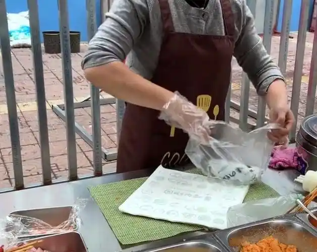 女生街边摆摊卖什么好 女生摆地摊卖什么小吃最火