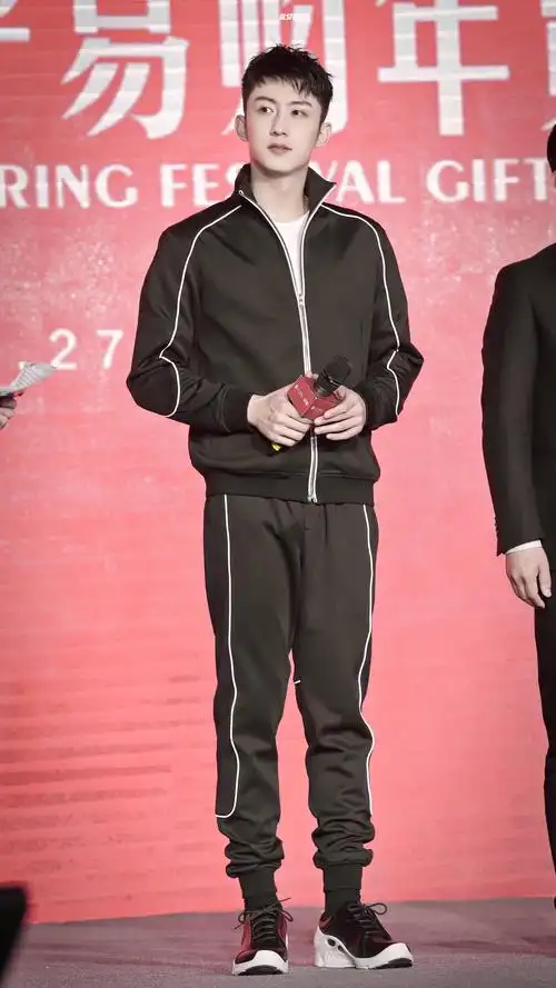 黄景瑜今日南京品牌活动饭拍图～一身黑色运动套装