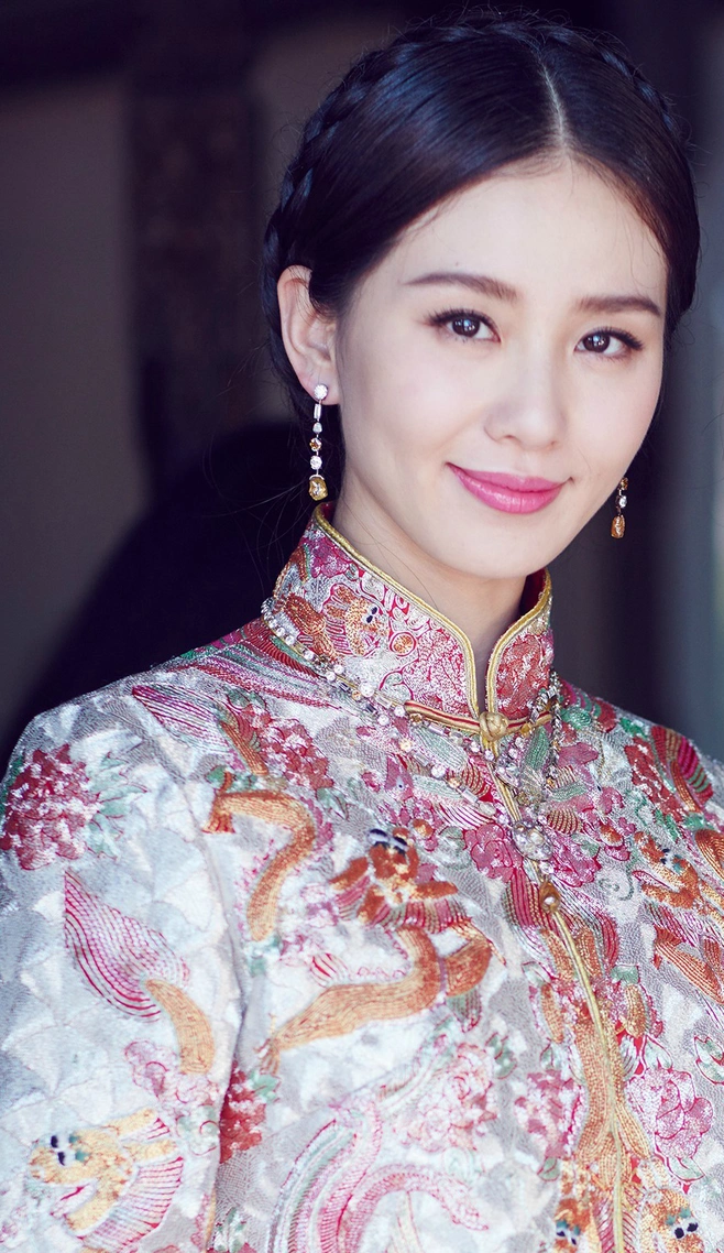 刘诗诗穿旗袍复古端庄大气,搭配上波浪卷发高贵优雅,女神范十足