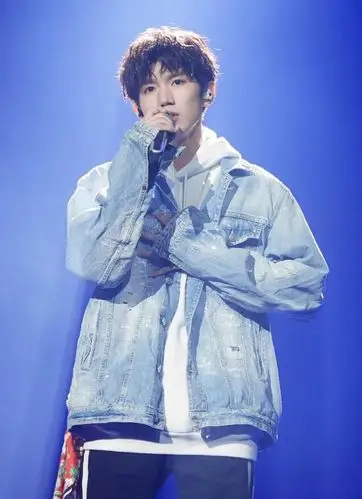 王源新染的蓝色头发微微掉色但很潮发文写道不给看