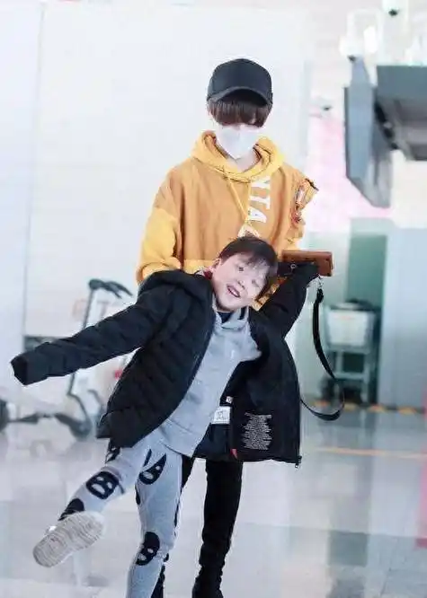 吴京儿子叫无所谓,靳东儿子叫靳小爷,但都败给了杨澜儿女的名字_孩子