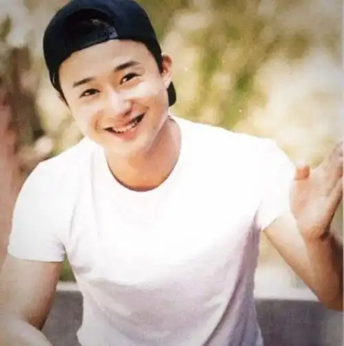 吴京帅回来了黑西装白t恤简洁干练英俊脸庞不输小12岁魏晨