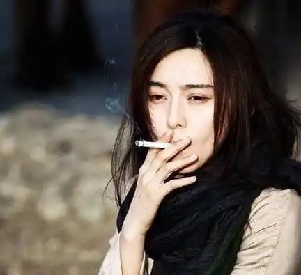 郑爽抽烟竟引起轩然大波但这就让形象坍塌了算起烟龄这些