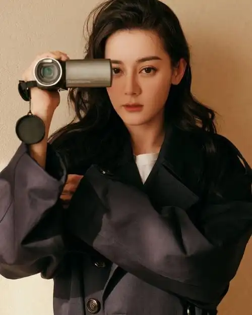 迪丽热巴曝全新写真大片 午后慵懒氛围感十足