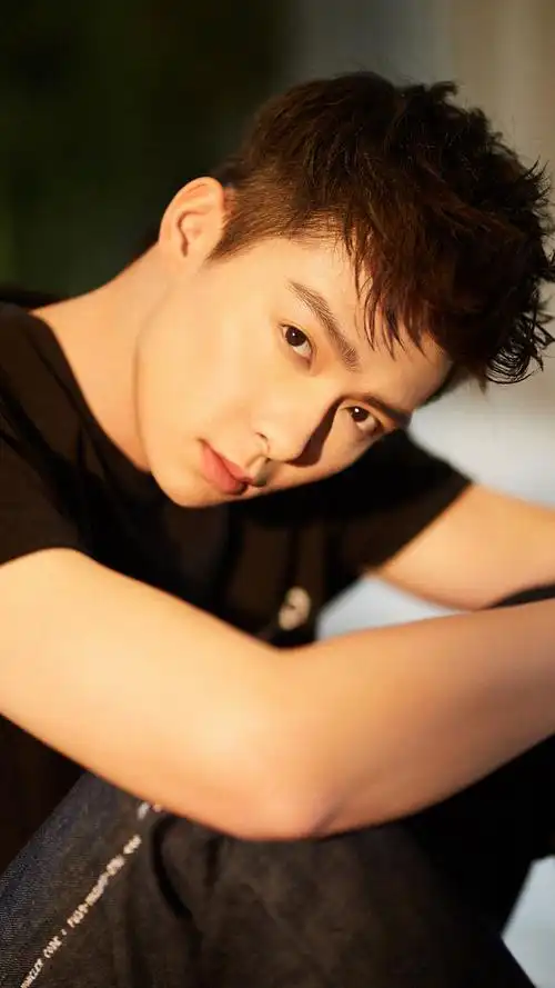 小鲜肉张铭恩帅气养眼写真