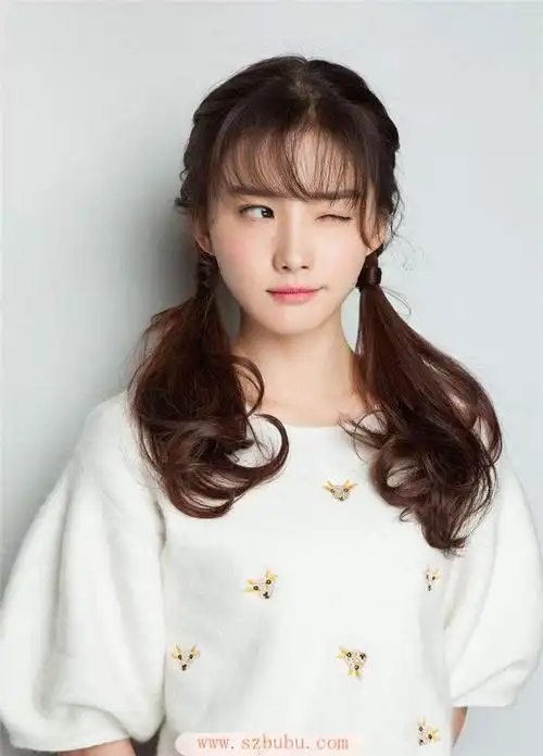 学生的双马尾发型双马尾辫发型不是所有年龄段的女生都能控制的.