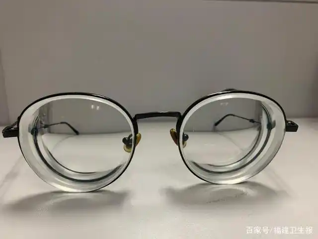 福州女子近视上千度,戴网红大框眼镜数月后,肠子悔青
