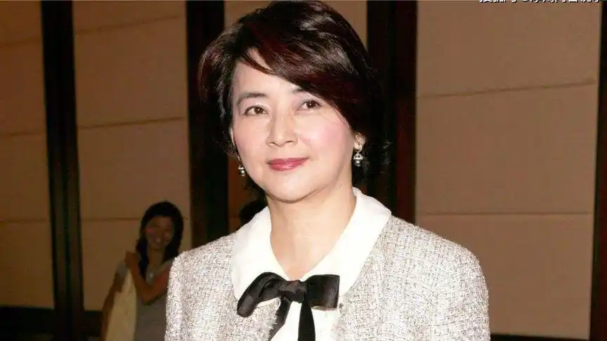 63岁胡慧中近照曝光,卖房救夫守4年活寡,害死前夫内幕令人震惊