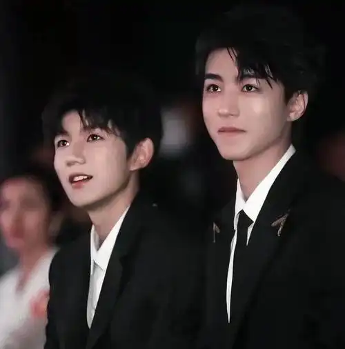 王俊凯养嫂子事件被扒实锤,与杨柳穿情侣鞋,人前避嫌人后黏一起|王源