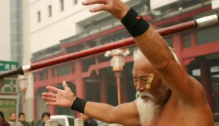 西安8旬"功夫爷"寒冬天光膀子街头卖艺(组图)