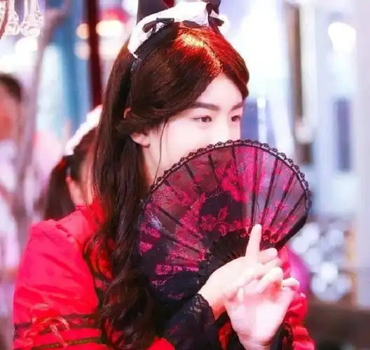 王俊凯拍戏路透,粉丝不拍人对准扇子狂拍,网友:典型的扇比人火