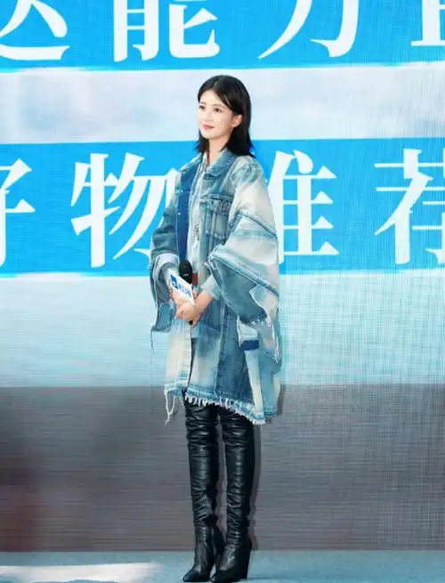 乔欣为了显腿细,拿贴身皮裤搭长靴,不料贼显腿长