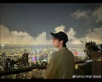 贺峻霖山顶侧颜随拍#一大早就被帅晕了,贺峻霖就一个背影都好好看