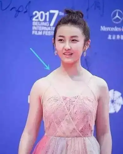 张子枫斜方肌对比前两年像被削走两大块,整个人都轻盈了