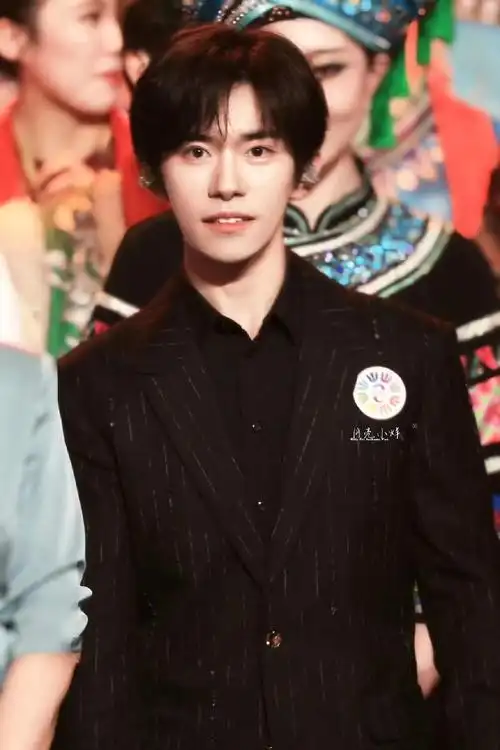 易烊千玺u领白t恤##易烊千玺无袖牛仔衣