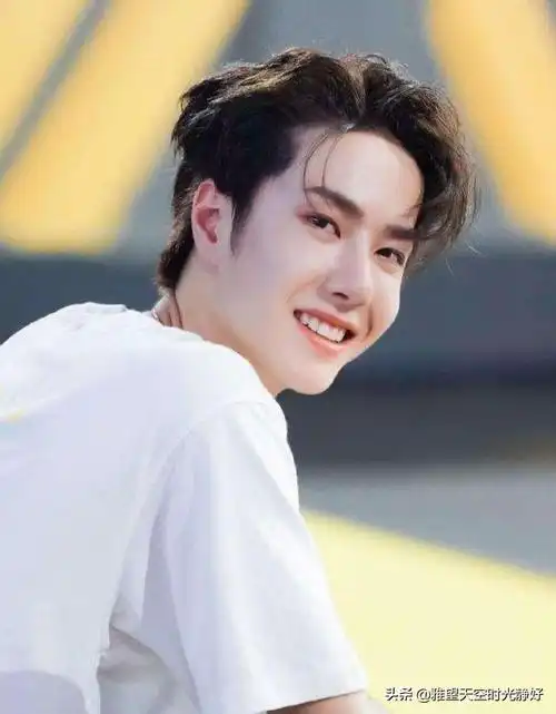 形容男生笑容温暖阳光的句子(笑容温暖整个冬季的唯美语录)-柠檬ai自