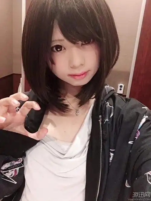 前在一次"出租伪娘"的活动中,めかつ朋友们劝说他要不要尝试一下女装?