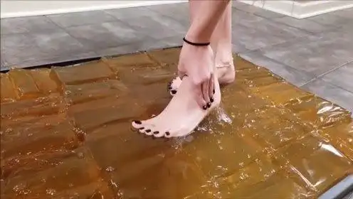 胶水",踩上去的一瞬间,肠子都悔青了0:01:09简 介:当美女穿高跟鞋踩在