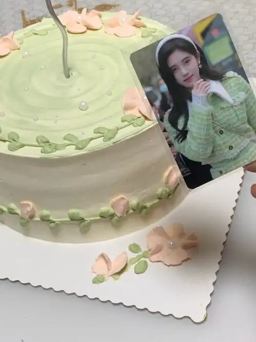 鞠婧祎生日蛋糕营业图