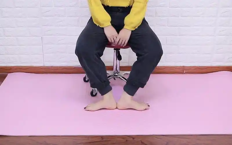 家里有脾胃不好的,每天勾脚尖49下,养胃健脾,还能瘦小腿