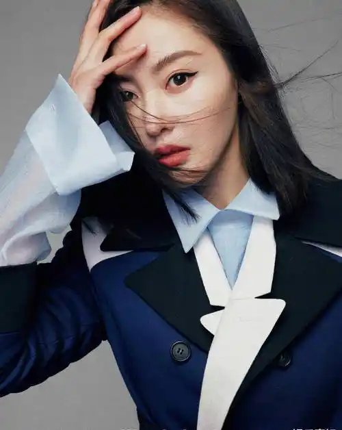 1月5日,张天爱《wonderland》新刊封面人物,利落的齐肩短发,大胆挑战