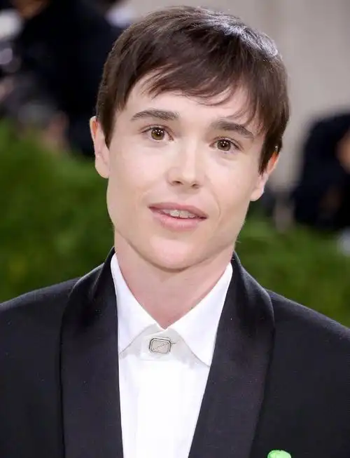 metgala2021#艾利奥特·佩吉亮相,绿色玫瑰点缀~这也是艾伦·佩吉