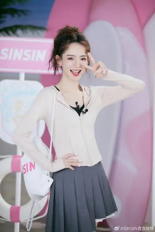 sinsin##冰皮小细腰##sinsin首位防晒系列代言人戚薇
