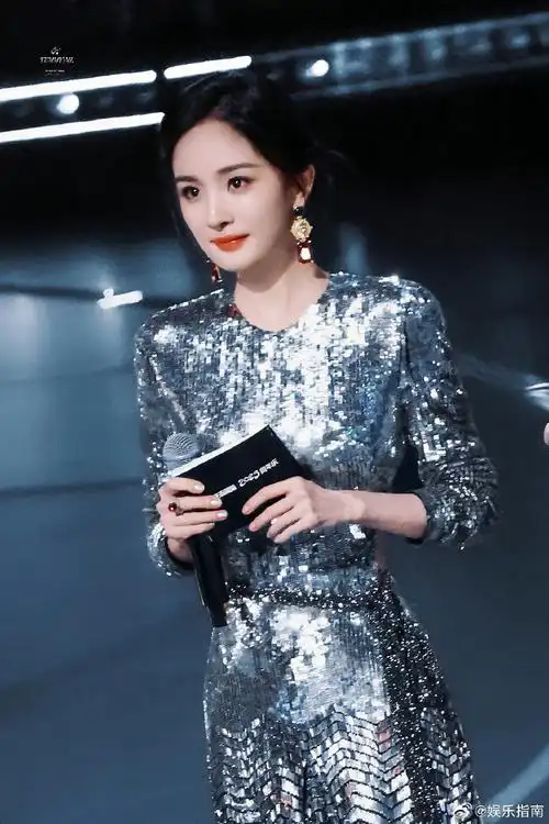 杨幂你好闪#杨幂一身银色亮片礼服真的好闪,整个人都在发光一样,还有