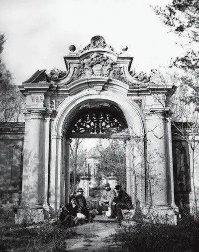 1870年,未被摧毁前,圆明园最后的黑白老照片